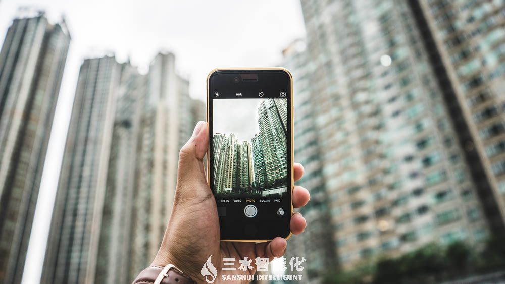 目前建筑能耗監測存在哪些問題?該如何完善?(圖1) person using smartphone taking picture of building.jpg